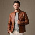 Mann trägt kastanienbraune Lederjacke im Slim Fit über hellem Hemd