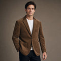 Mann trägt braunen Cord-Blazer Amron mit Zwei-Knopf-Front und aufgesetzten Taschen