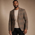 Mann trägt den Enzaco Antox Blazer Braun Hahnentritt zu dunkler Hose, Business-Casual-Look