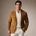 Männermodell trägt den Aptor Blazer in Braun mit Wildleder-Optik, Relaxed Fit, kombiniert mit dunkler Hose