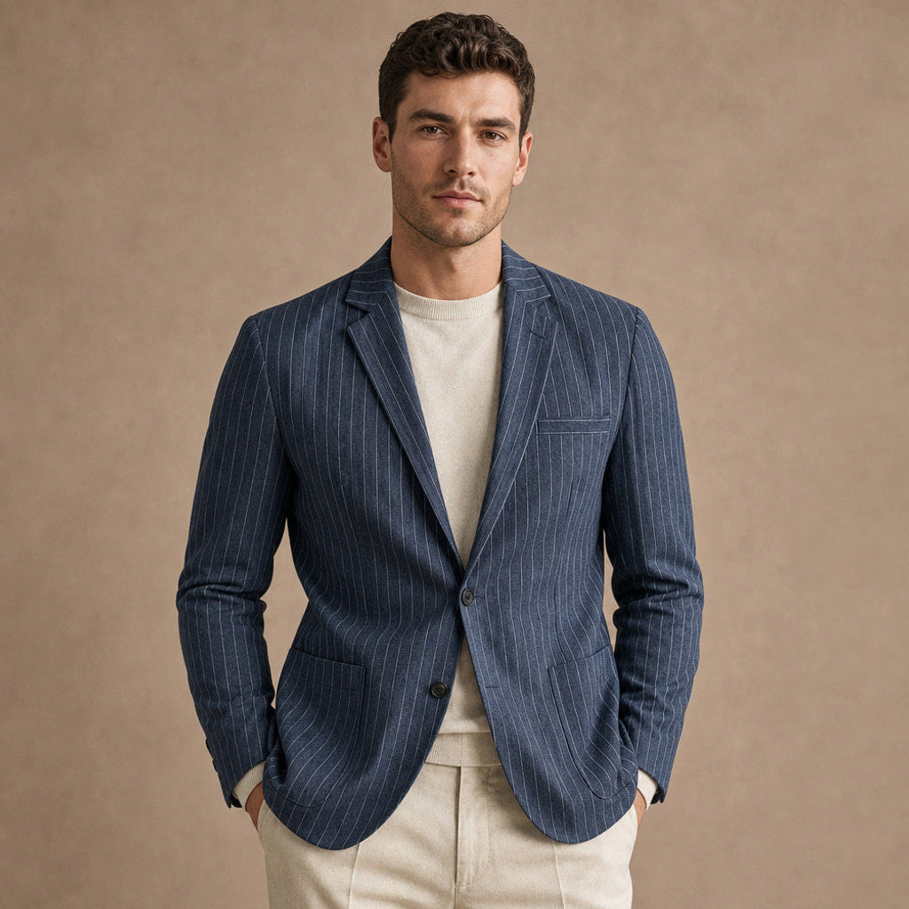 Dunkelblauer Blazer mit Kreidestreifen und aufgesetzten Taschen