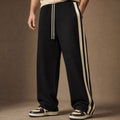 Mann trägt schwarze Corduroy Wide Leg Cargohose Albex von Enzaco in Relaxed Fit