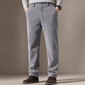Mann trägt graue Cord-Chinohose mit Tapered Fit — Enzaco Alpen