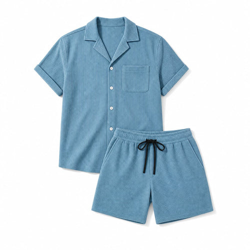 Mann trägt blaues Cord-Set mit Camp Collar und Tunnelzug-Shorts in entspannter Pose