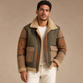 Mann trägt braune Fliegerjacke mit Lammfellfutter und Jeans im Winter