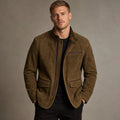 Mann trägt den Ardon Wildleder-Finish Zip-Up in Braun, Tailored Fit, lässig kombiniert mit dunkler Hose