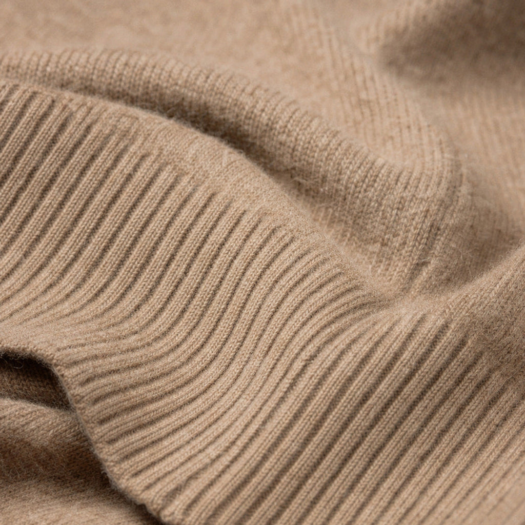 Belkon | Strickpoloshirt Knopfleiste Khaki – Stoff- und Detailaufnahme