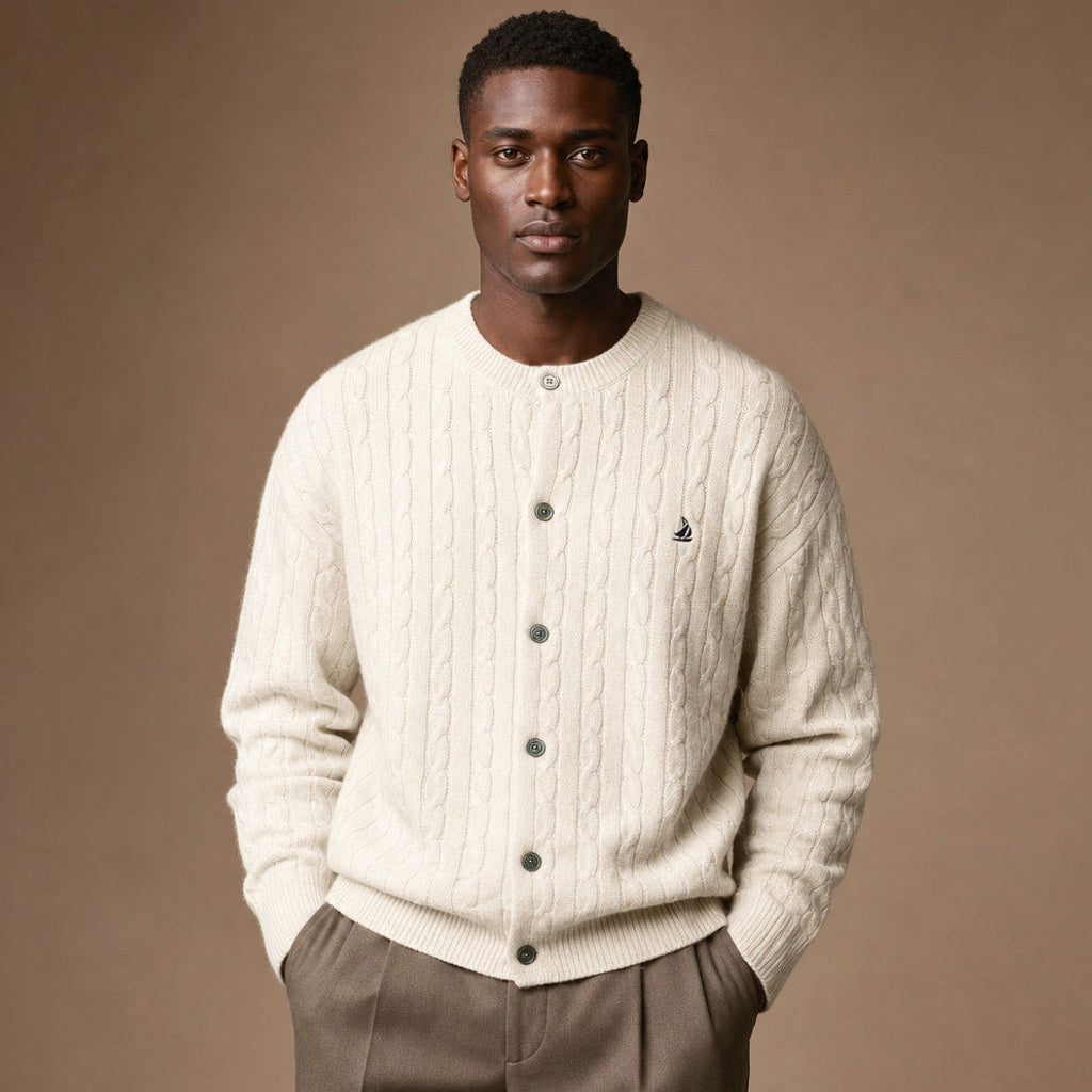 Bernd | Strickjacke Zopfmuster Knopfleiste in Elfenbein – Premium Editorial