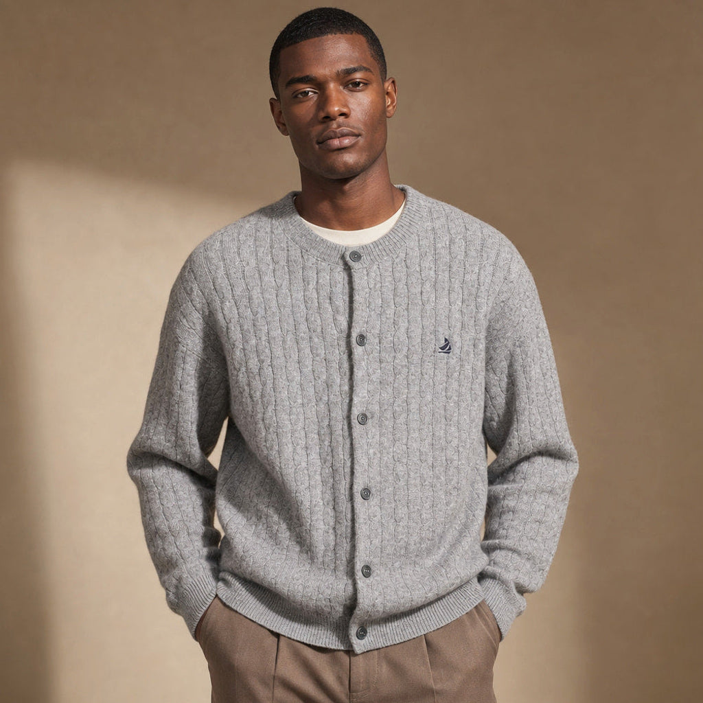 Bernd | Strickjacke Zopfmuster Knopfleiste in Grau – Premium Editorial