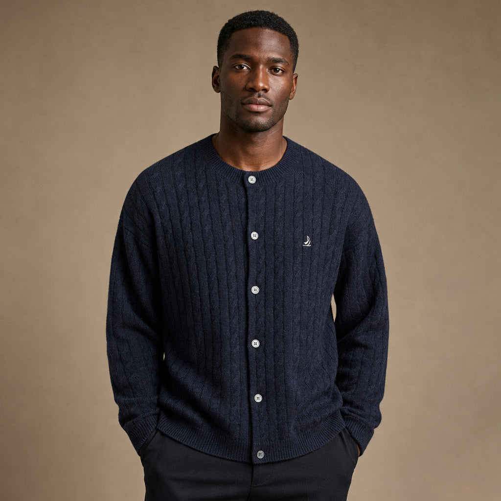 Bernd | Strickjacke Zopfmuster Knopfleiste – Premium Editorial