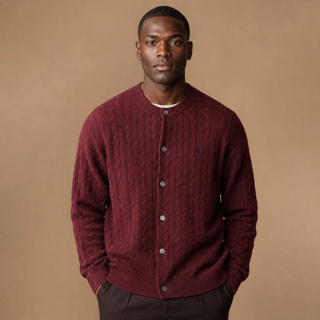 Bernd | Strickjacke Zopfmuster Knopfleiste in Bordeaux – Premium Editorial
