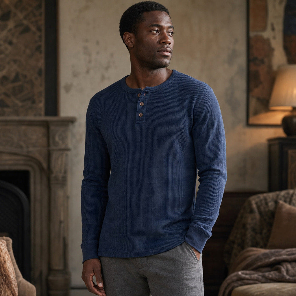 Brimax | Henley Waffelstrick Langarm Blau – Gestyltes Editorial-Foto