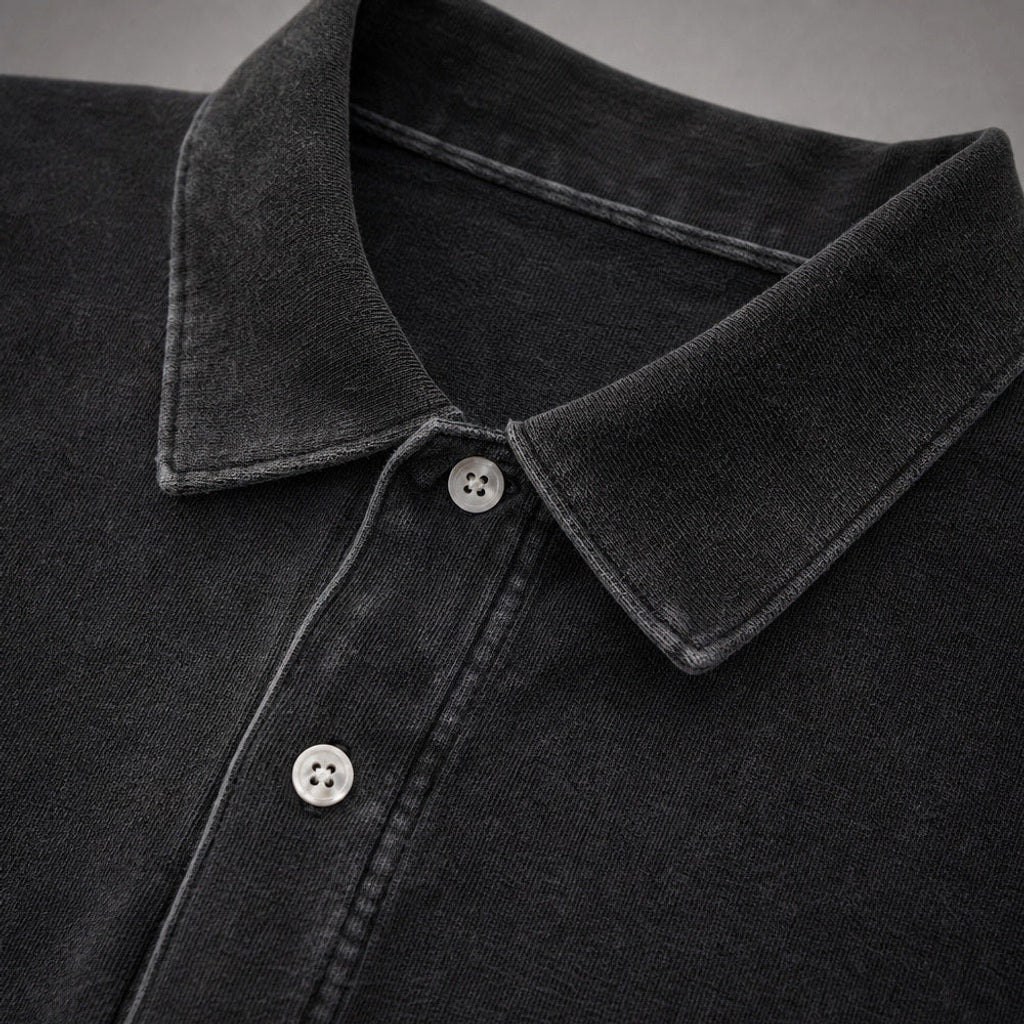 Charner | Poloshirt Drop Shoulder Relaxed Fit Schwarz – Stoff- und Detailaufnahme