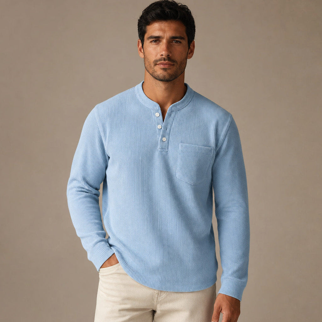 Evander | Henley Waffelstrick Langarm in Hellblau – Premium Editorial