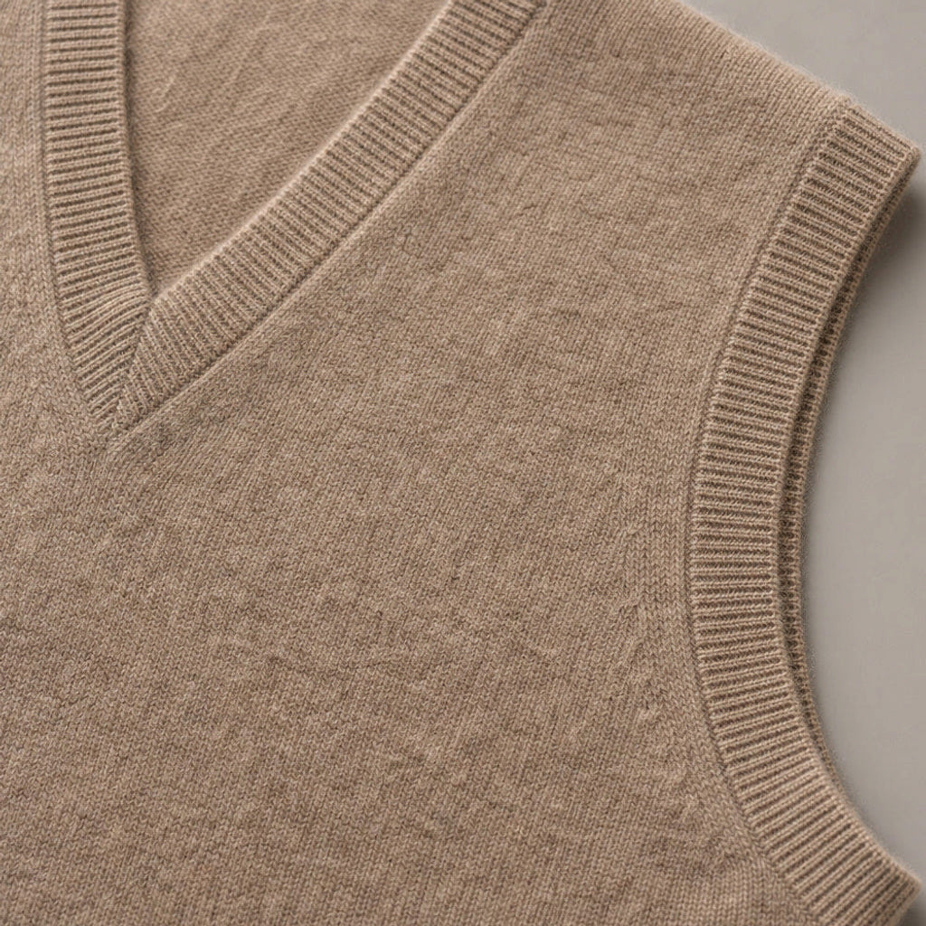 Chenton | Strickweste V-Ausschnitt Camel – Stoff- und Detailaufnahme