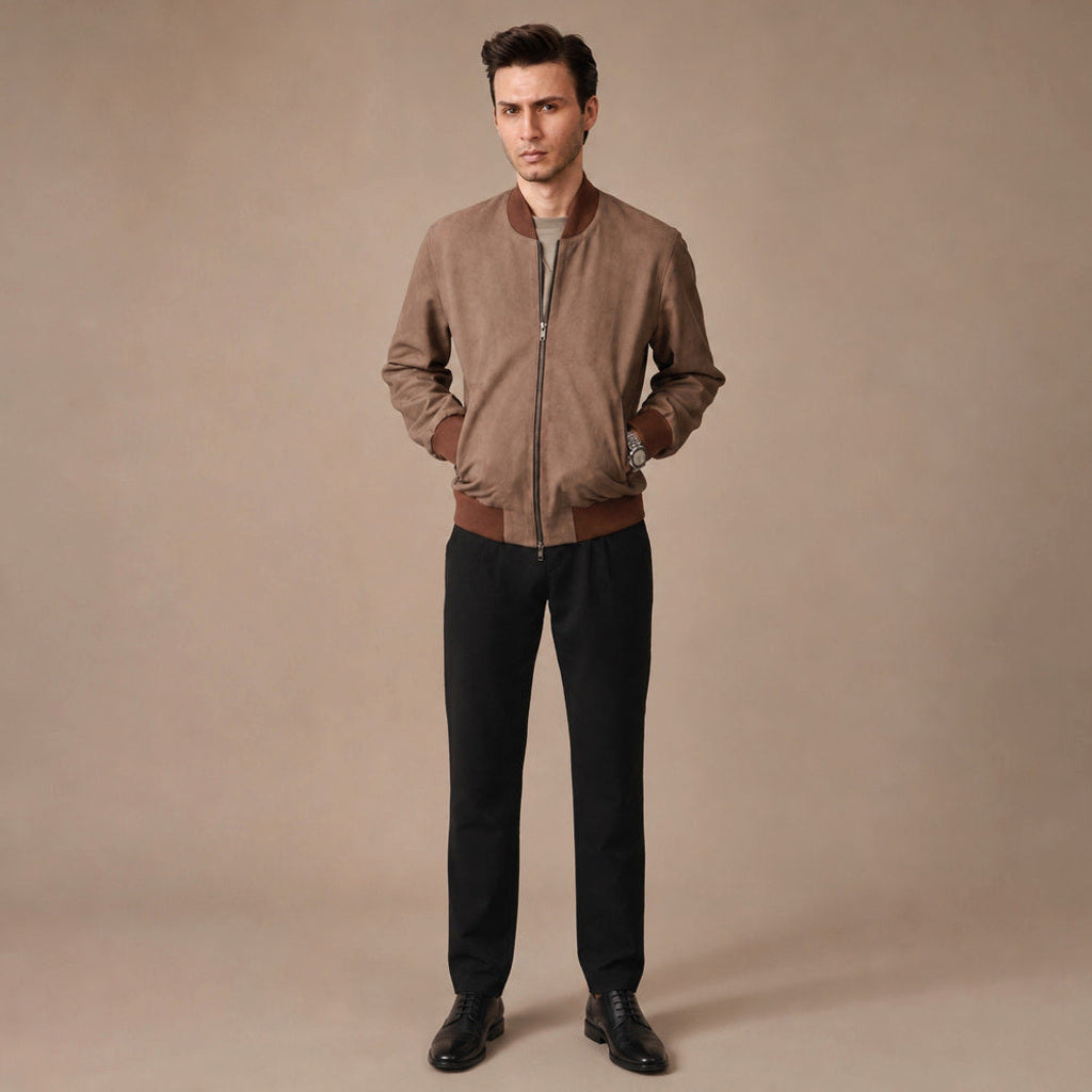 Dankwart | Bomberjacke Nubukleder Beige – Gesamtlook