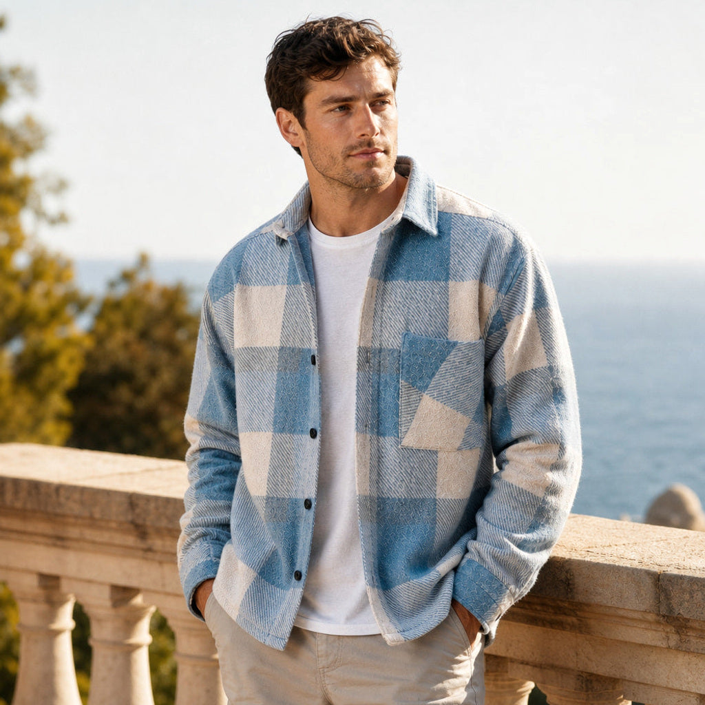 Fenlor | Flanellhemd Karo Relaxed Fit Blau – Gestyltes Editorial-Foto