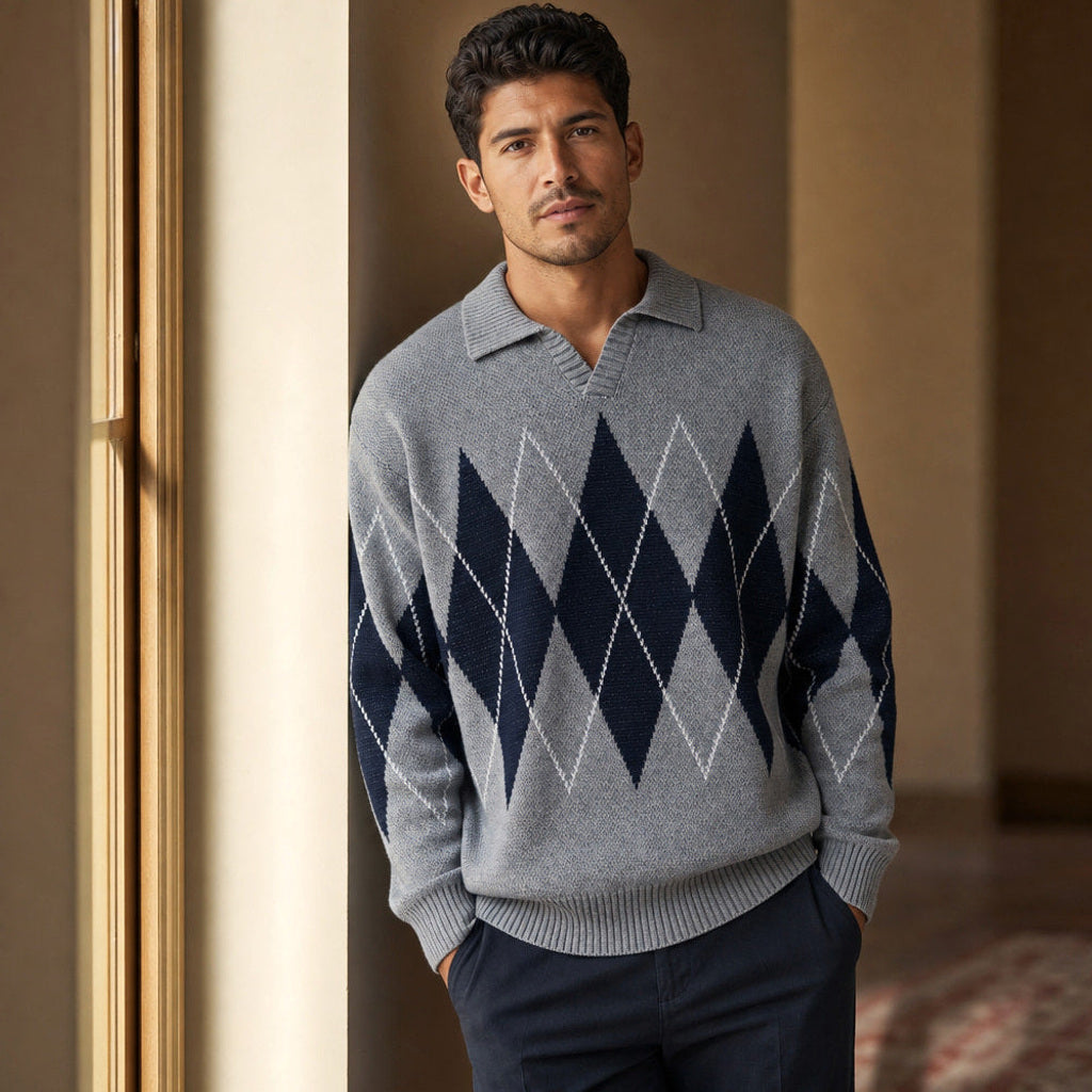 Friedbert | Strickpullover Argyle Hemdkragen Grau – Gestyltes Editorial-Foto