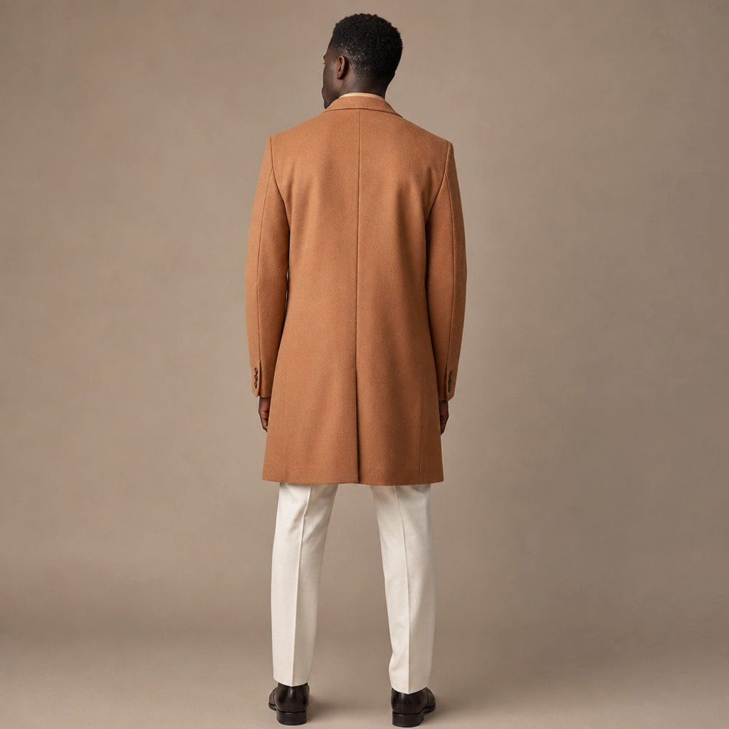Gernhard | Kurzmantel Einreiher Camel – Gesamtlook