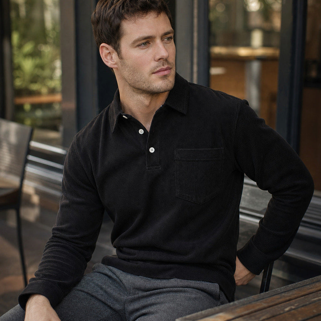 Halvern | Poloshirt Langarm Ripp-Struktur Schwarz – Gestyltes Editorial-Foto