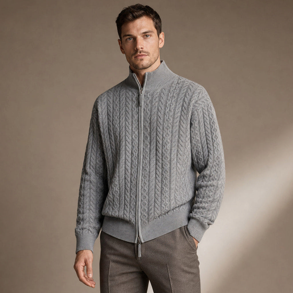 Hiltbert | Strickjacke Zopfmuster Stehkragen Grau – Seitenansicht