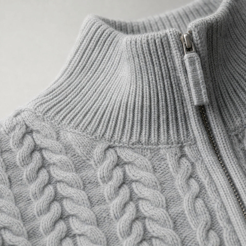 Hiltbert | Strickjacke Zopfmuster Stehkragen Grau – Stoff- und Detailaufnahme