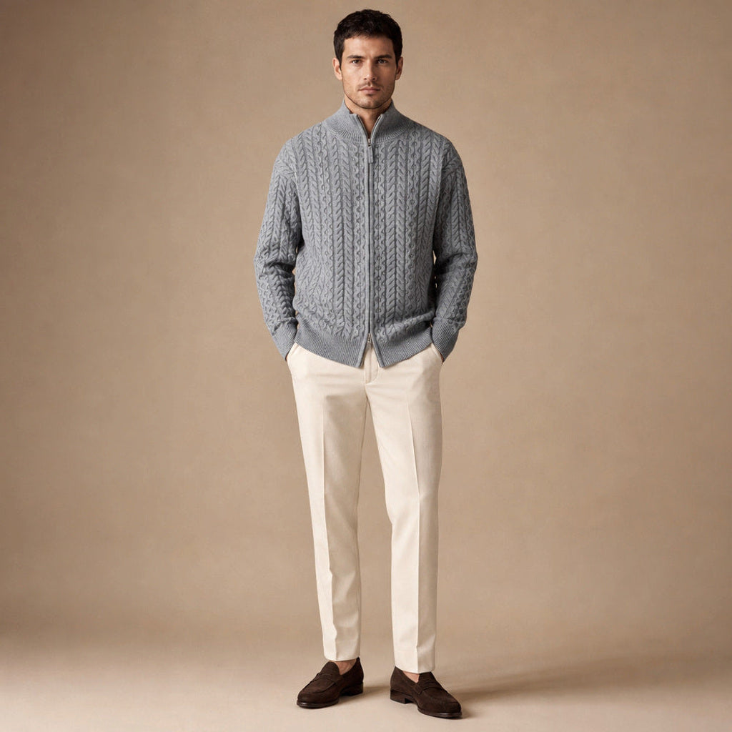 Hiltbert | Strickjacke Zopfmuster Stehkragen Grau – Gesamtlook