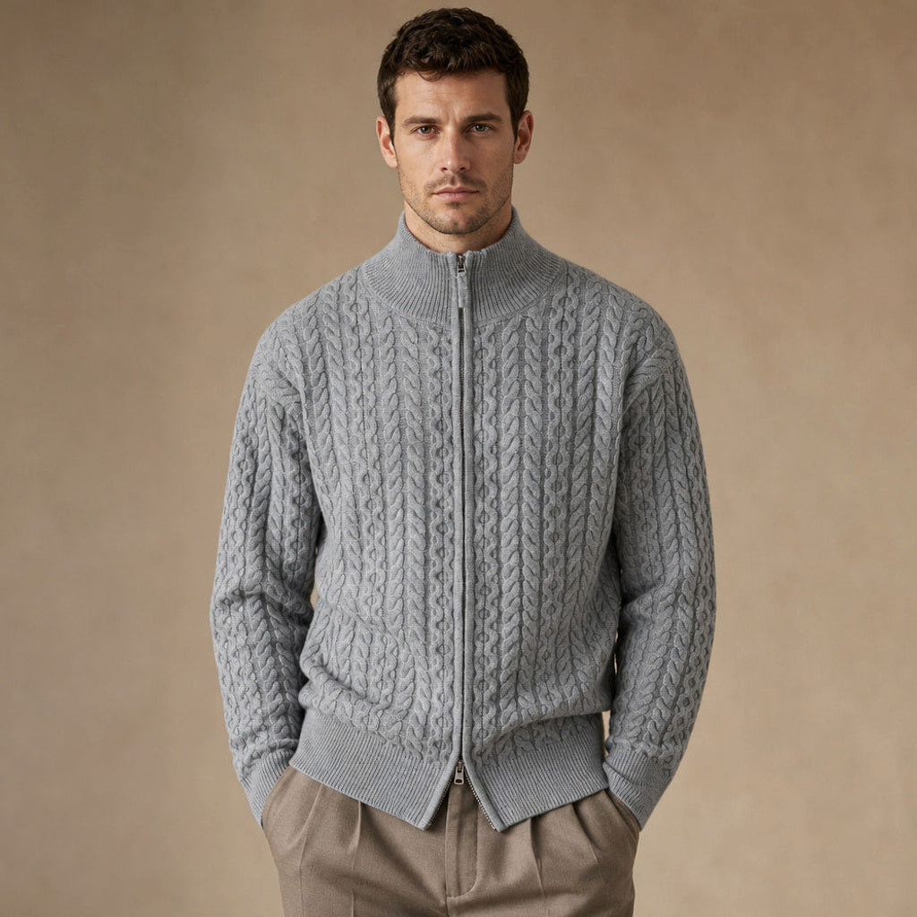 Hiltbert | Strickjacke Zopfmuster Stehkragen in Grau – Premium Editorial
