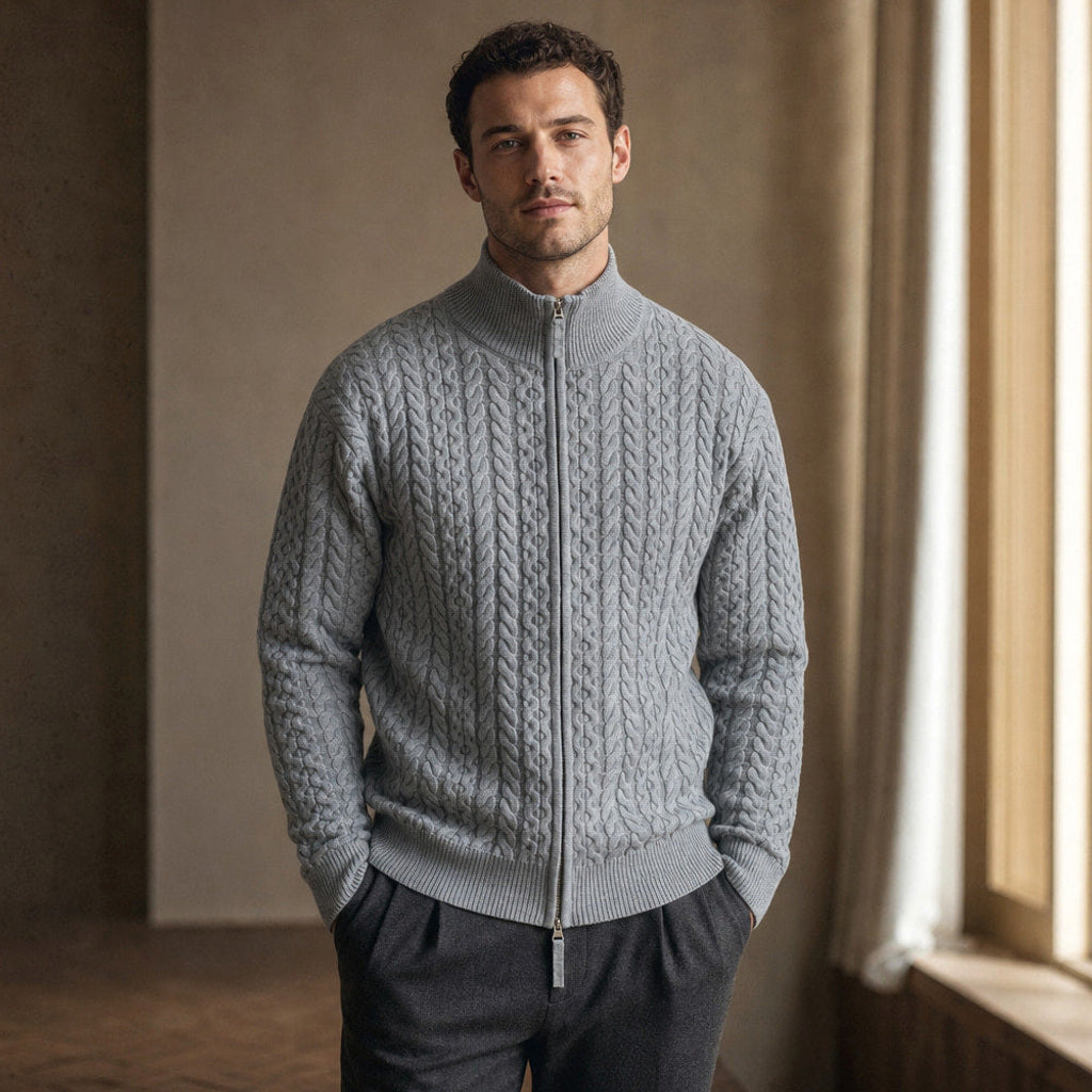 Hiltbert | Strickjacke Zopfmuster Stehkragen Grau – Gestyltes Editorial-Foto