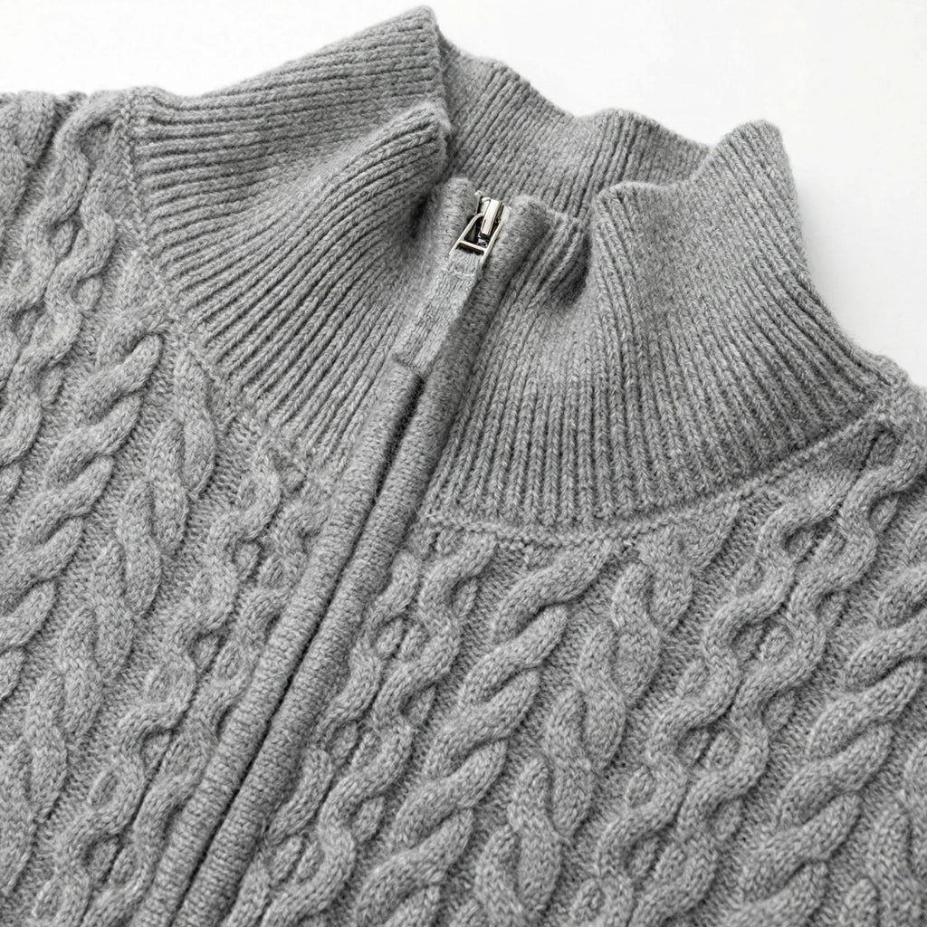 Hiltbert | Strickjacke Zopfmuster Stehkragen – Produktfoto