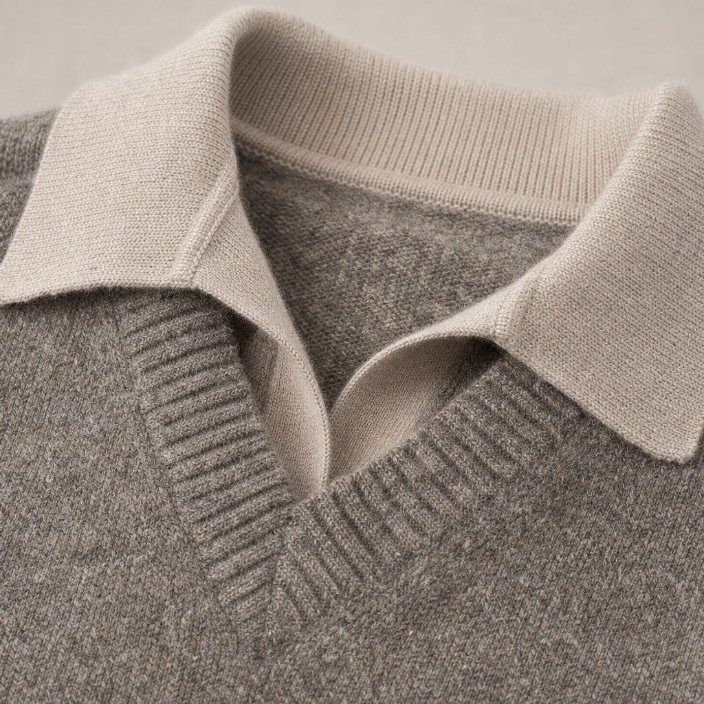 Ingmar | Pullover über Hemd mit V-Ausschnitt Taupe – Stoff- und Detailaufnahme