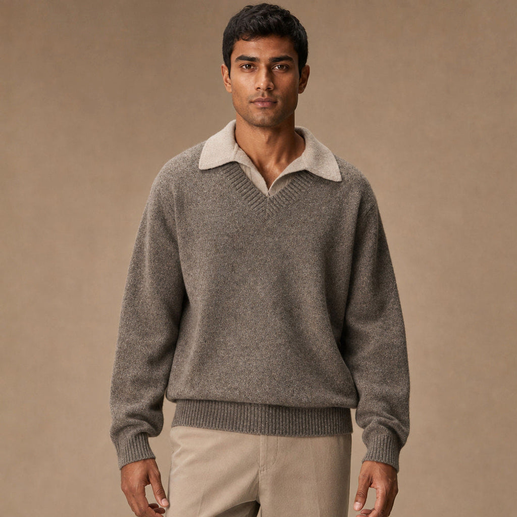 Ingmar | Pullover über Hemd mit V-Ausschnitt in Taupe – Premium Editorial