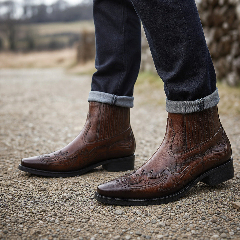 Johann | Chukka Boots Leder – Gestyltes Editorial-Foto