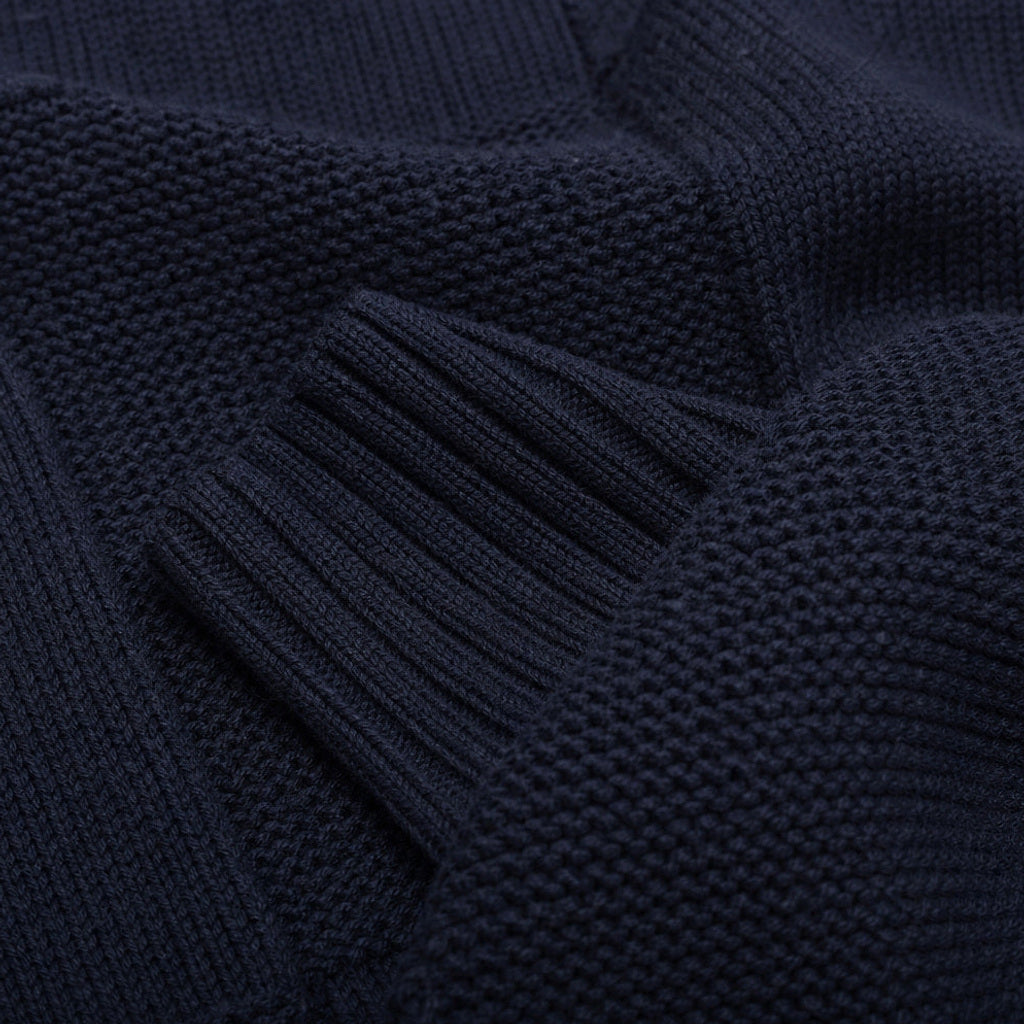 Joost | Strickpullover über Hemd Navy – Stoff- und Detailaufnahme