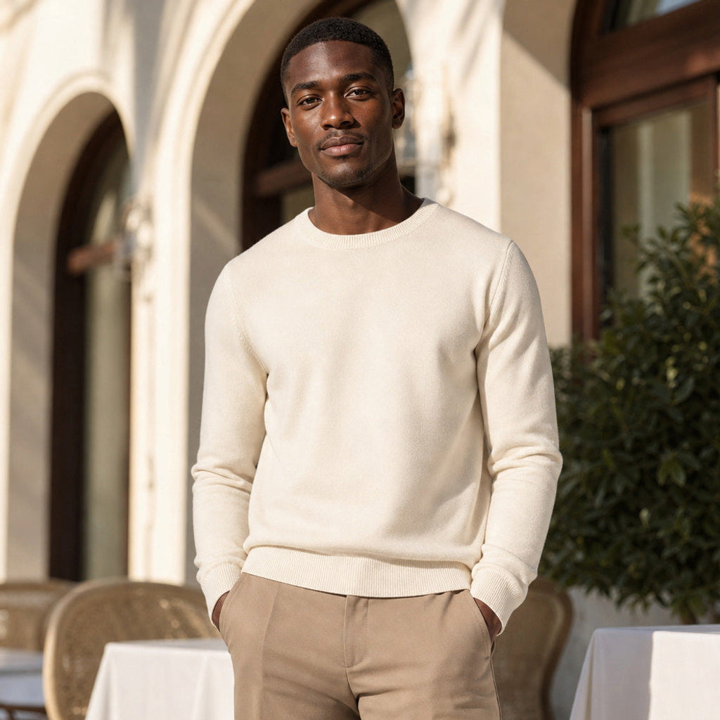 Landbert | Feinstrick-Pullover Wolle-Kaschmir Champagnerbeige – Gestyltes Editorial-Foto