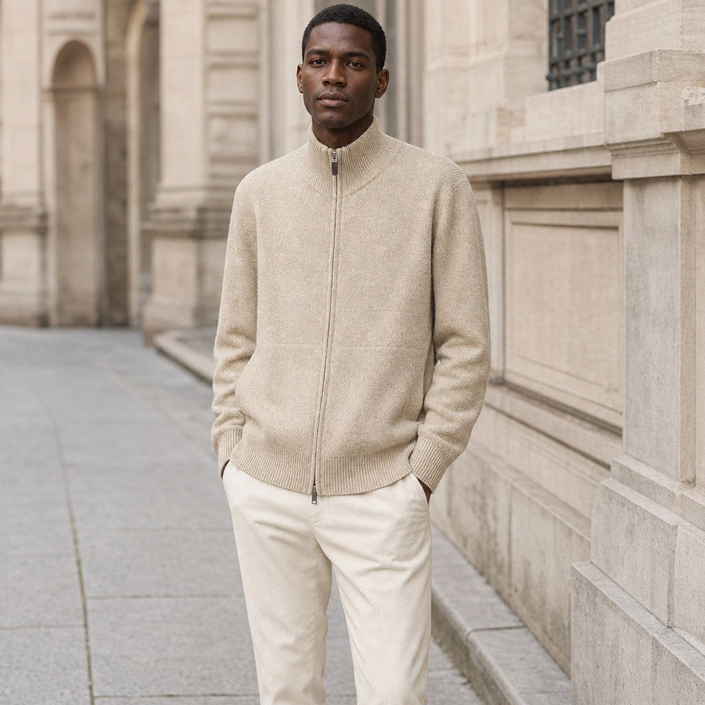 Levin | Strickjacke Stehkragen Camel – Gestyltes Editorial-Foto