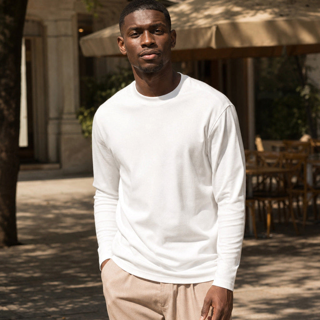 Marlon | T-Shirt Rundhals Tailored Fit Weiß – Gestyltes Editorial-Foto