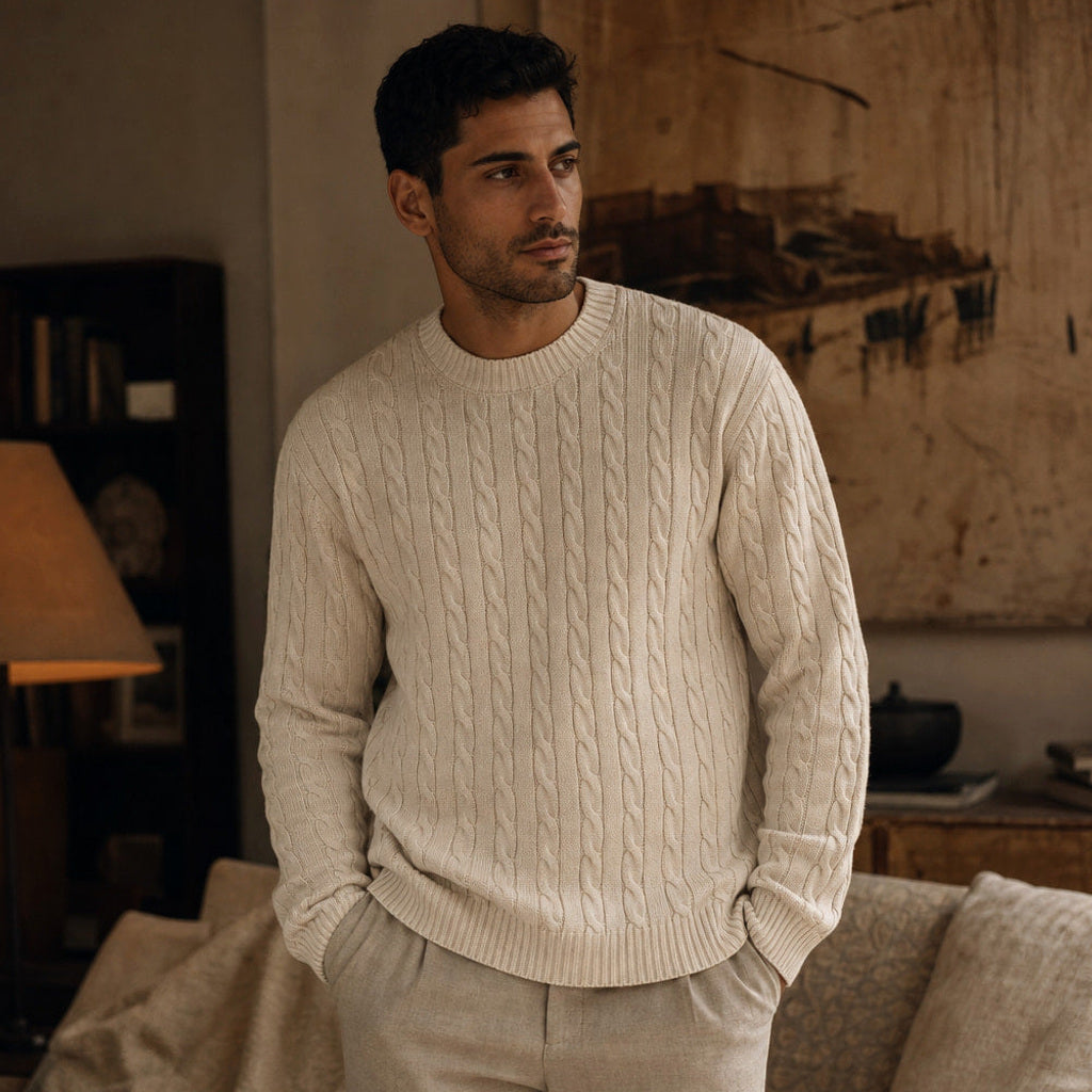 Meino | Zopfstrickpullover Wollmischung 450 g Champagnerbeige – Gestyltes Editorial-Foto
