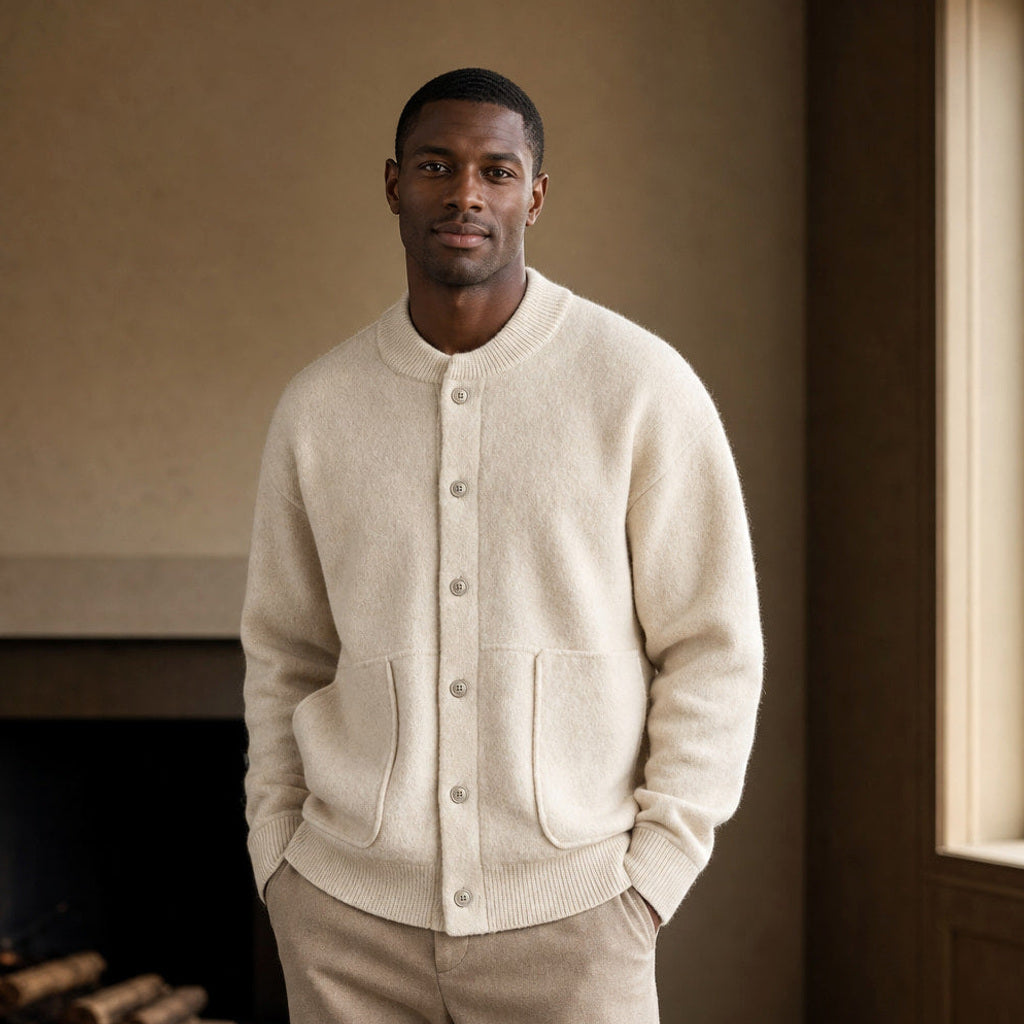 Oswald | Strickjacke Knopfleiste Wollstrick Elfenbein – Gestyltes Editorial-Foto