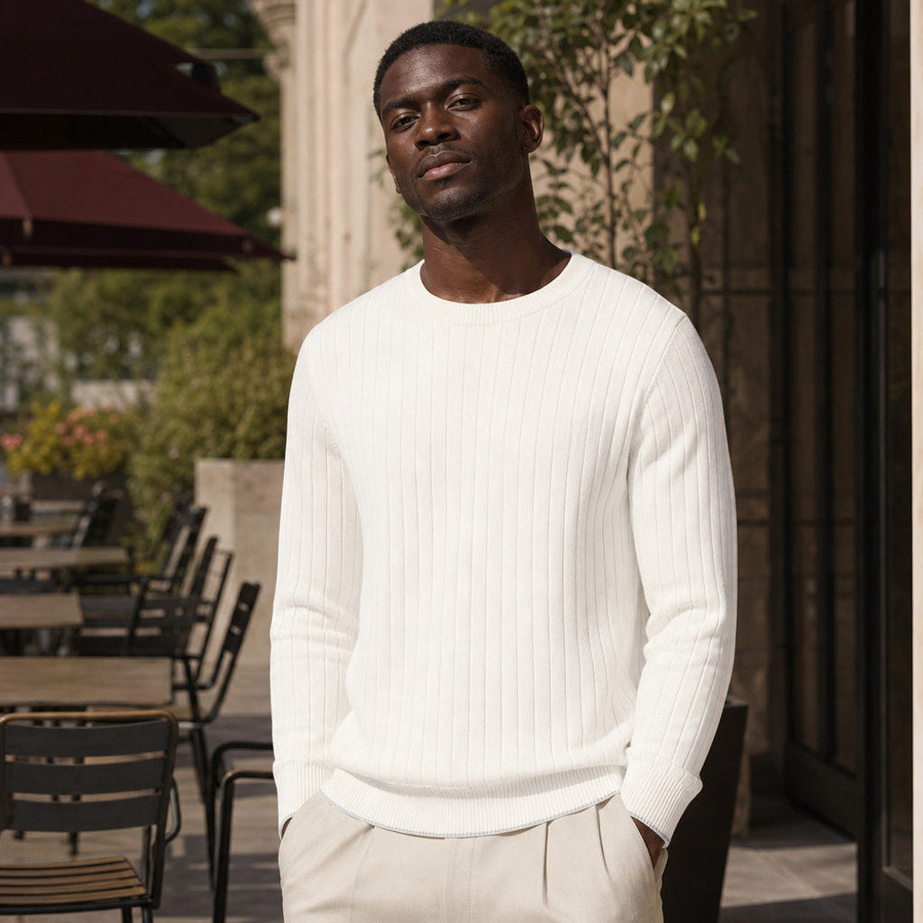 Otfried | Rippstrickpullover Slim Fit Rundhals Elfenbein – Gestyltes Editorial-Foto
