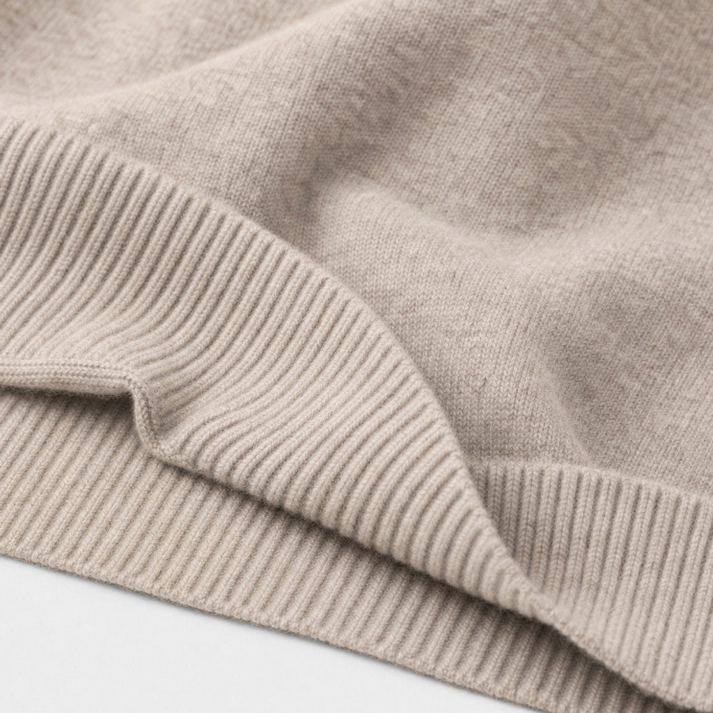 Thorsten | Strickpoloshirt gebürstet Haferbeige – Stoff- und Detailaufnahme