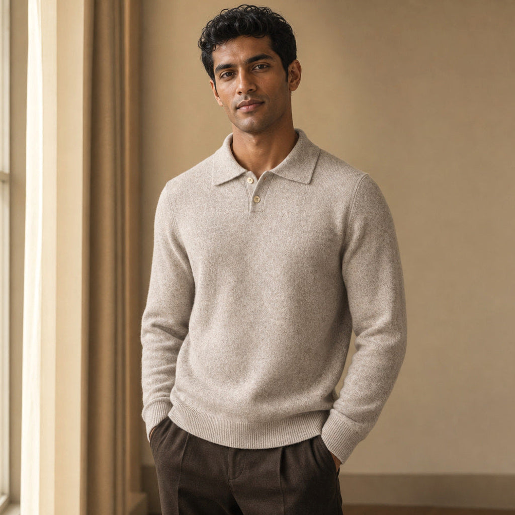 Thorsten | Strickpoloshirt gebürstet Haferbeige – Gestyltes Editorial-Foto