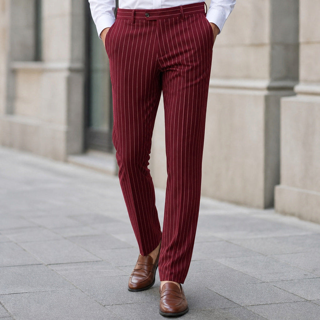 Corbin | Anzughose Nadelstreifen Slim Fit Bordeaux – Gestyltes Editorial-Foto