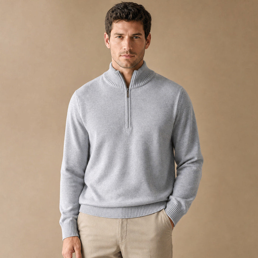 Volkhard | Strickpullover Stehkragen Kurzreißverschluss in Hellgrau – Premium Editorial