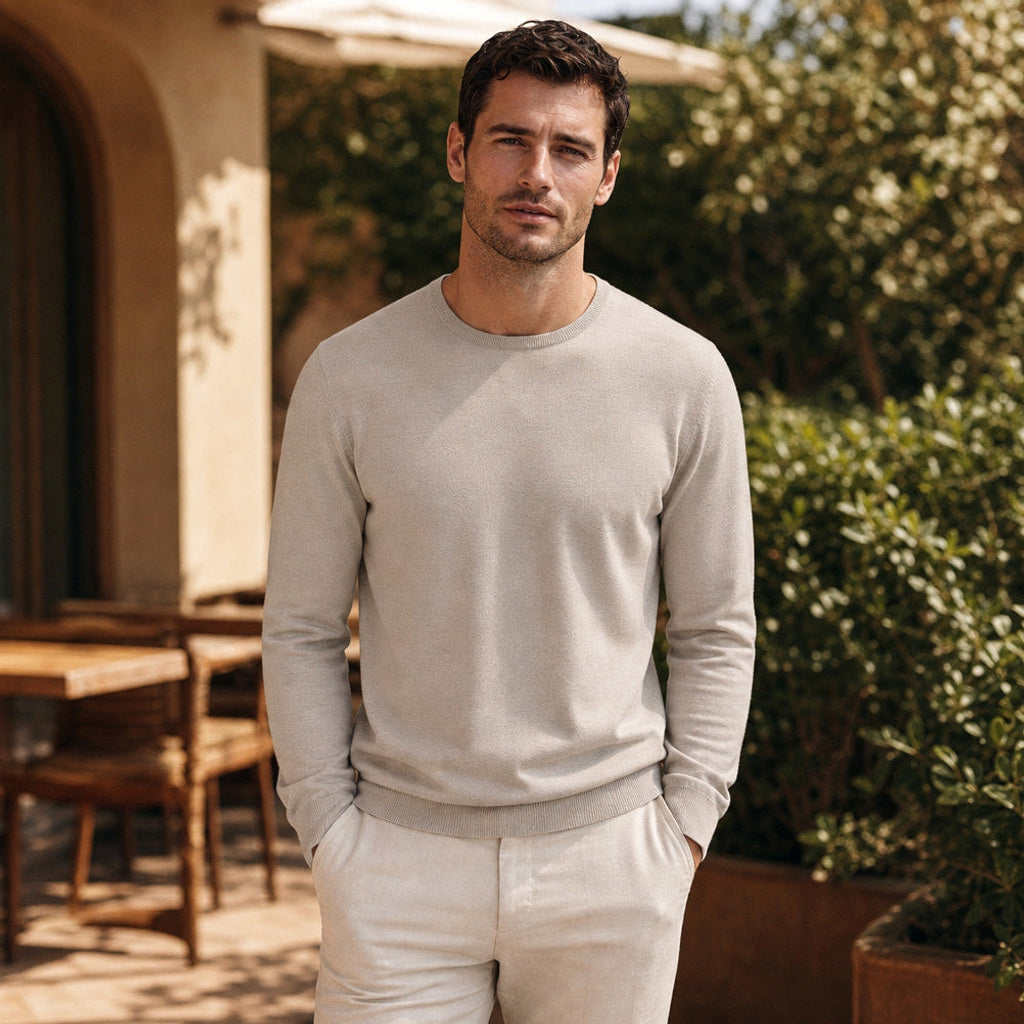 Xaver | Feinstrick-Pullover Rundhals Champagnerbeige – Gestyltes Editorial-Foto