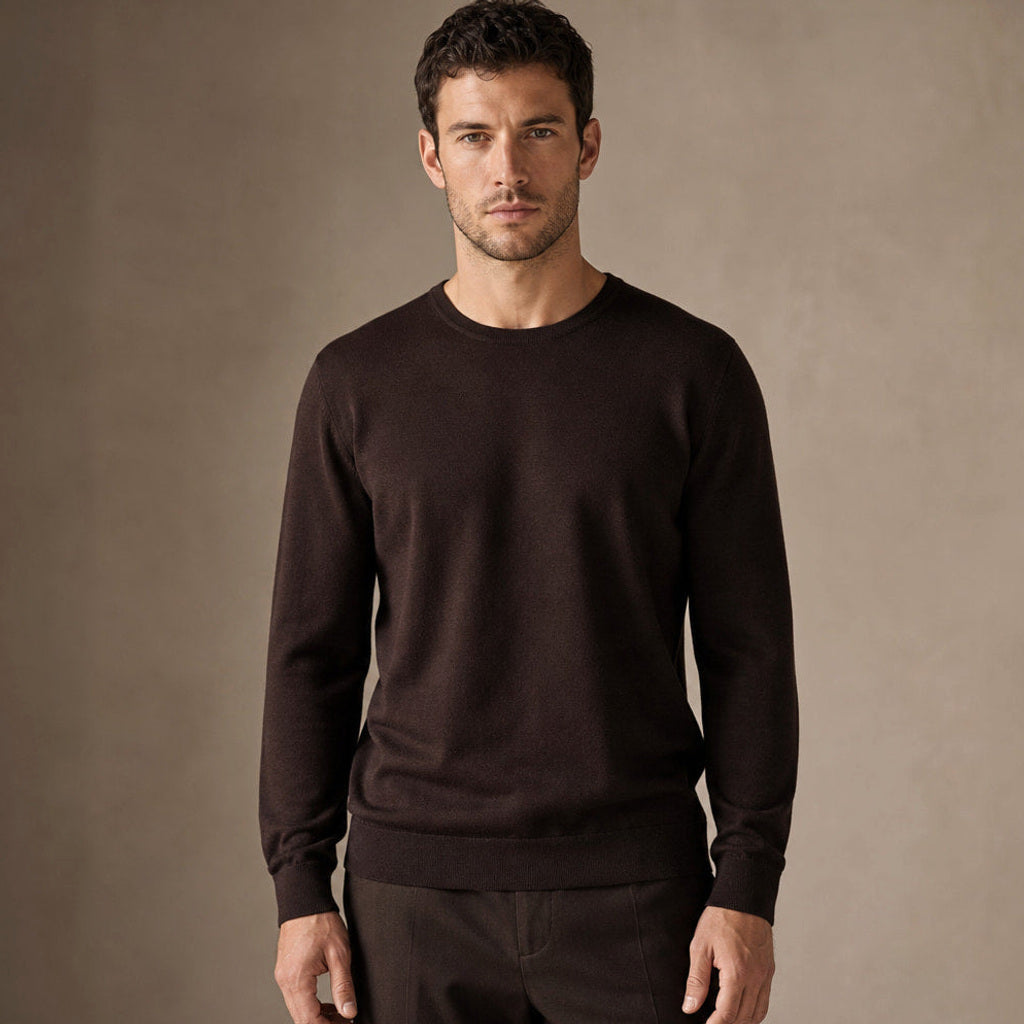 Xaver | Feinstrick-Pullover Rundhals in Dunkelbraun – Premium Editorial