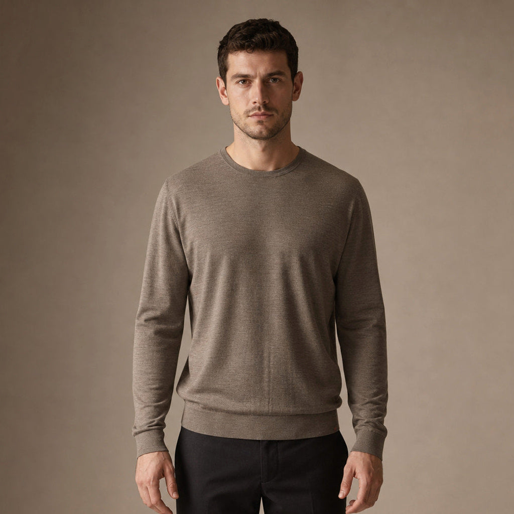Xaver | Feinstrick-Pullover Rundhals in Warmbraun – Premium Editorial
