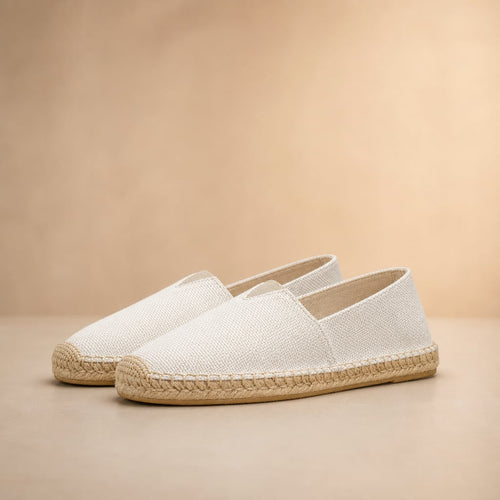 Weiße Espadrille mit natürlicher Jutsohle und orthopädischer Dämpfung — Saldo von Enzaco, Vorderansicht auf hellem Hintergrund