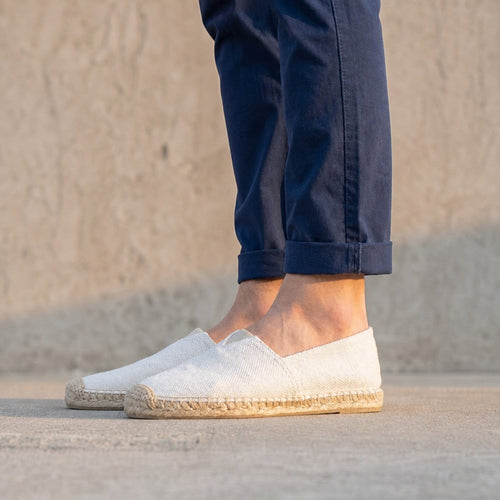 Mann trägt weiße Slip-On-Espadrille Saldo von Enzaco im sommerlichen Freizeitlook, Seitenansicht