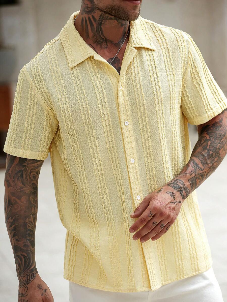 Mann trägt beiges Häkelhemd mit kurzen Ärmeln über Sommerhose — lockerer Freizeitlook